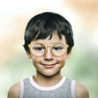 Arriva il primo occhiale intelligente che “rallenta” la miopia